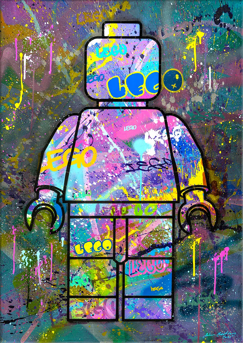 Tableau LEGO Street Art Noa#6 de John Beckley, figurine colorée sur fond sombre et graffiti — Noa#6, John Beckley