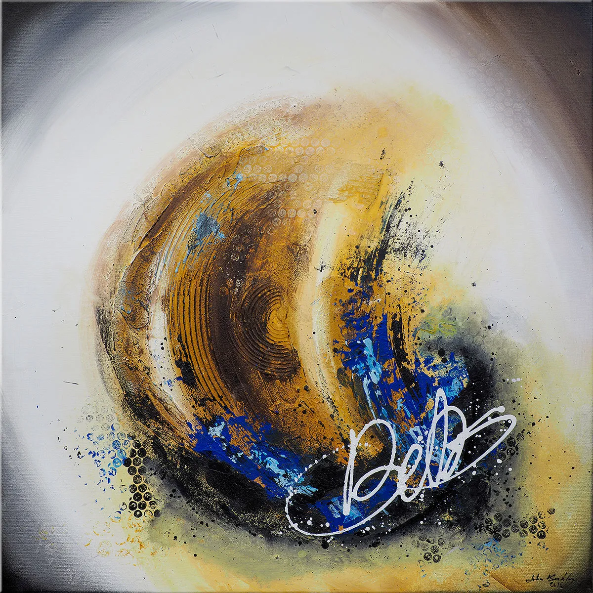 Peinture abstraite de forme circulaire dorée avec touches de bleu sur fond clair dégradé vers le gris. — Damona, John Beckley