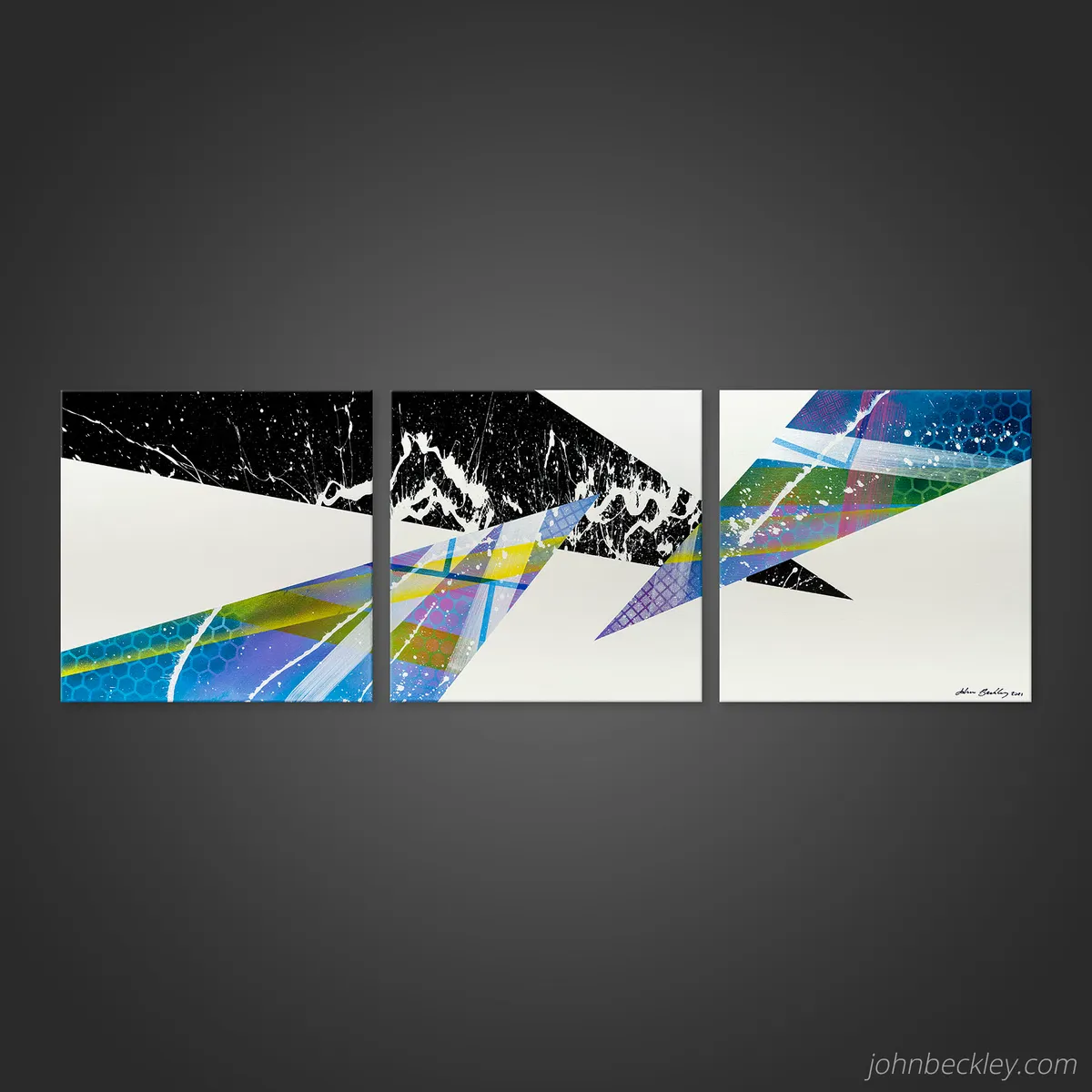 Vue frontale du triptyque abstrait Illudia, formes triangulaires noires et bandes colorées sur fond clair. — Illudia, John Beckley