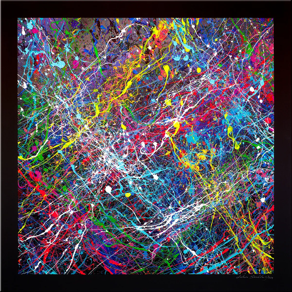 Vue d’ensemble de la peinture abstraite multicolore, aux éclaboussures et filaments lumineux sur fond sombre encadré de noir. — Sideralis, John Beckley