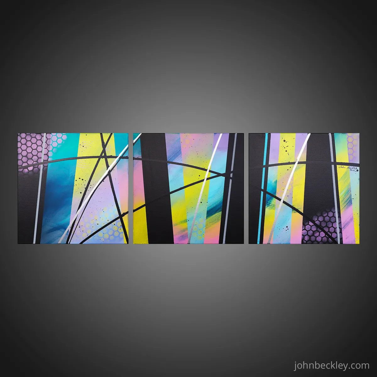 Vue d’ensemble du triptyque abstrait coloré composé de trois panneaux alignés sur fond gris. — Habia, John Beckley