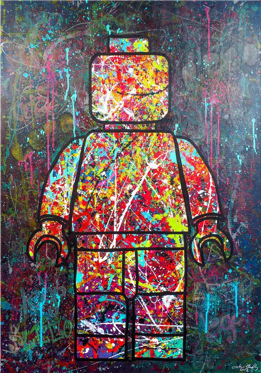 Peinture représentant une grande silhouette de figurine de jouet colorée sur fond sombre éclaboussé de peinture. — Noa, John Beckley