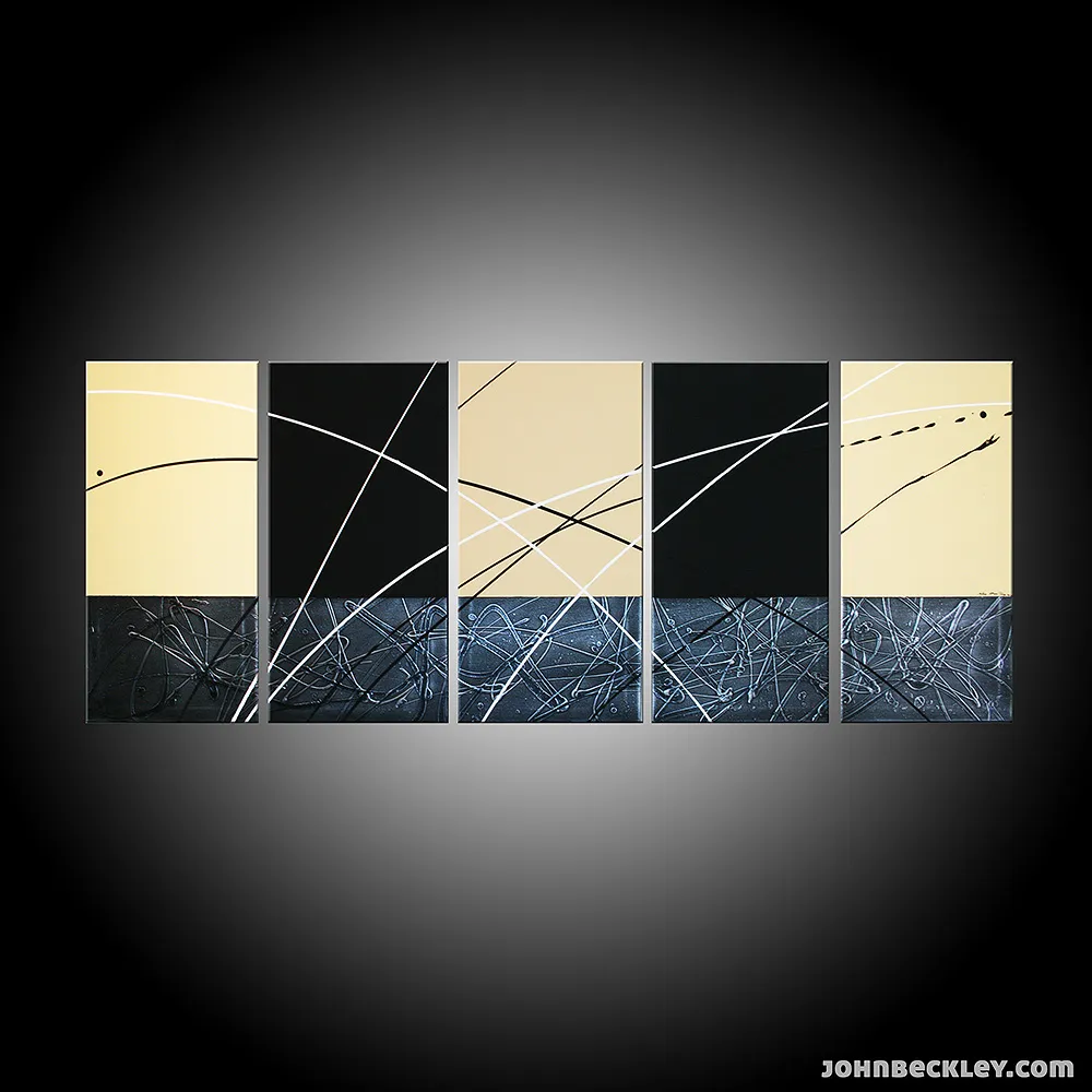 Peinture abstraite en cinq panneaux verticaux beiges et noirs, traversés de lignes courbes blanches et noires au-dessus d’une bande inférieure sombre texturée. — Brown Art, John Beckley