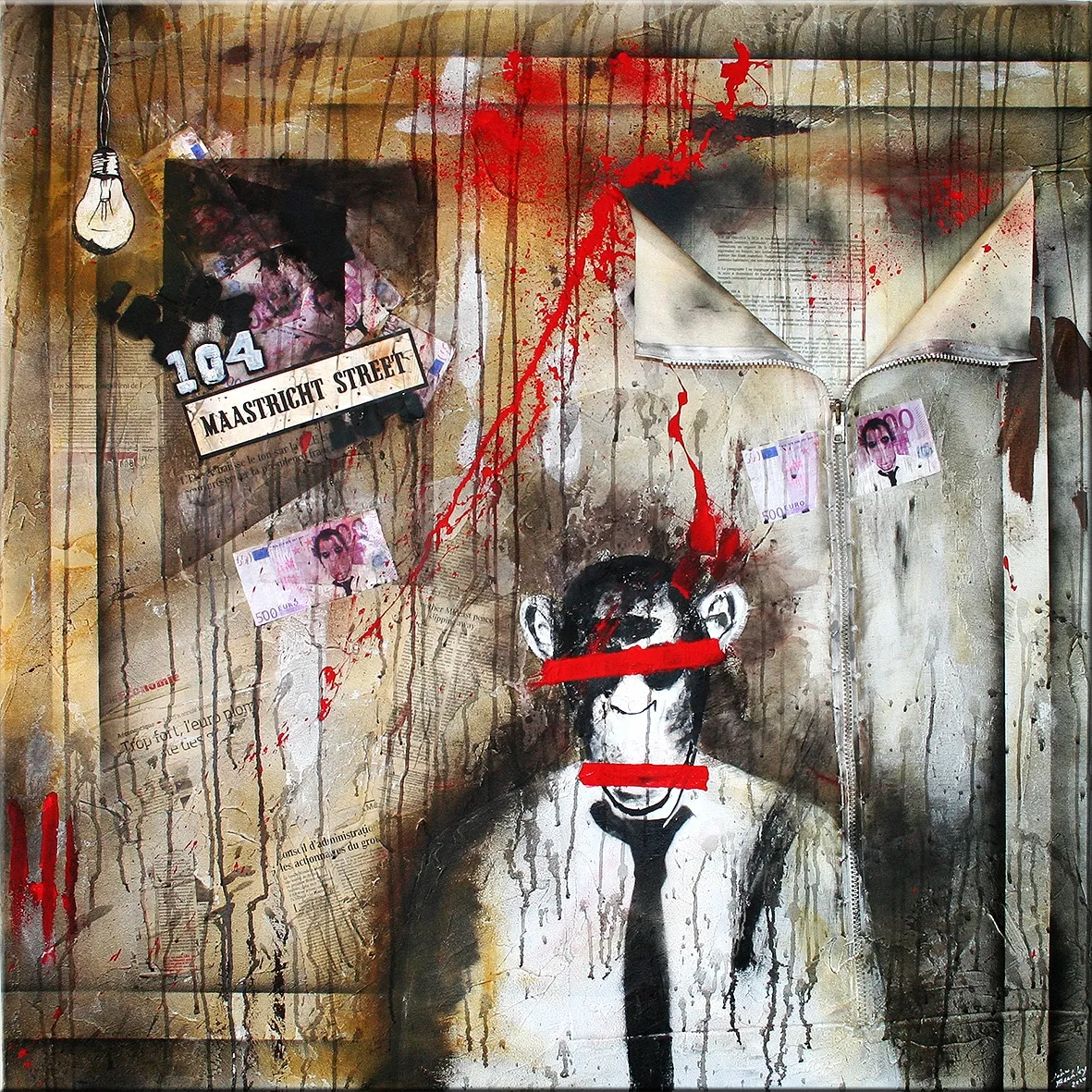 Peinture carrée montrant un singe en costume barré de rouge, sur fond de mur texturé avec textes, billets et éclaboussures rouges. — 104 Maastricht street, John Beckley