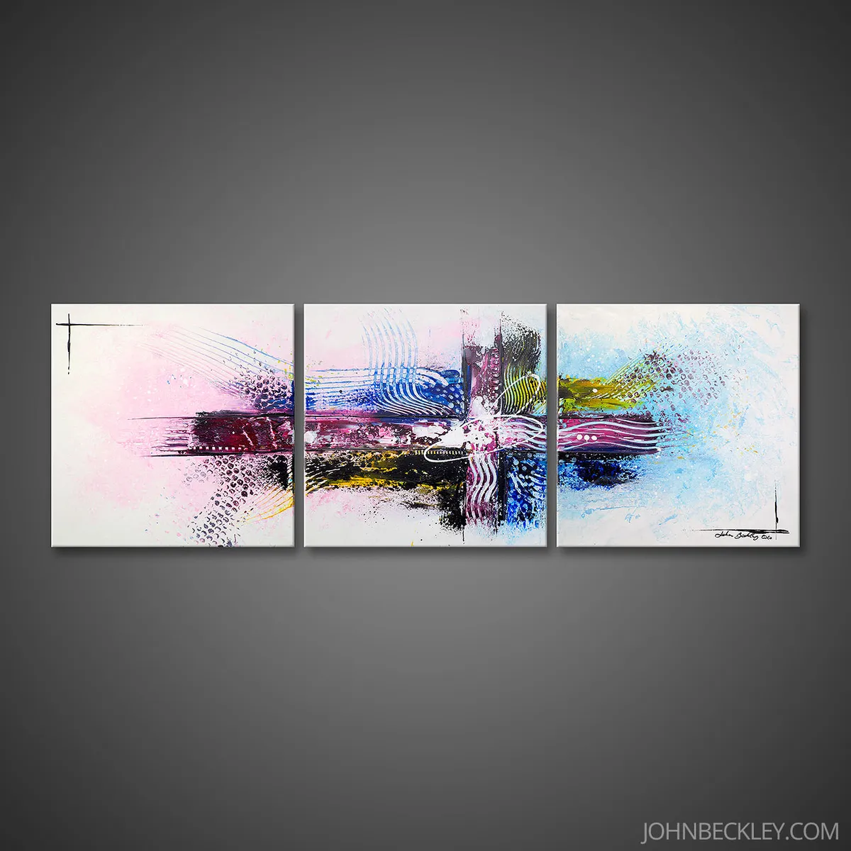 Triptyque abstrait coloré sur fond clair, composé de trois panneaux alignés sur un mur gris. — Vernat, John Beckley