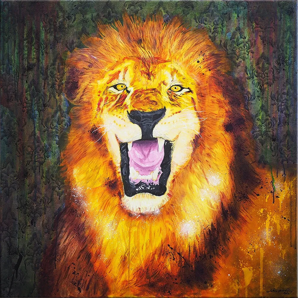 Peinture d’un lion de face, gueule ouverte, crinière jaune et orange sur fond sombre vert et brun. — Jake, John Beckley