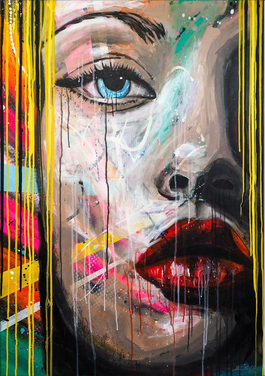Peinture colorée représentant un visage féminin en gros plan, avec œil bleu, lèvres rouges et coulures verticales jaunes et blanches. — Lola, John Beckley