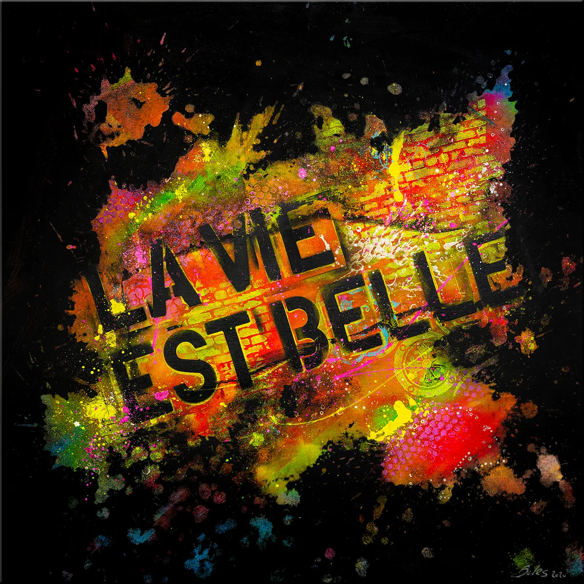 Peinture carrée noire avec éclat central multicolore et texte LA VIE EST BELLE en grandes lettres sombres. — La vie est belle #2, John Beckley