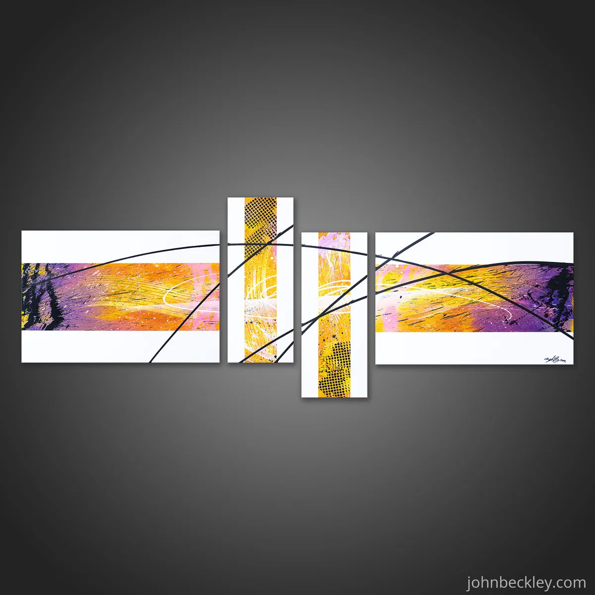 Vue frontale de la peinture abstraite en quatre panneaux blancs avec bande centrale jaune, orange et violette traversée de lignes noires. — Litalia, John Beckley