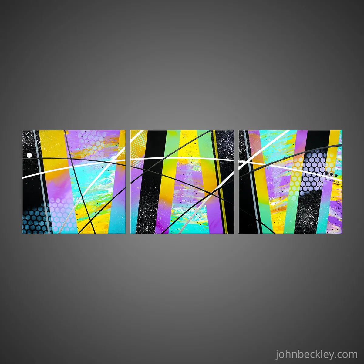 Vue d’ensemble du triptyque abstrait coloré composé de trois panneaux alignés sur fond gris neutre. — Vivax, John Beckley
