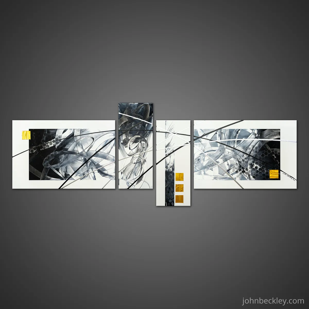 Vue d’ensemble du tableau abstrait en quatre panneaux noirs, gris, blancs et touches de jaune sur fond gris. — Crystal, John Beckley